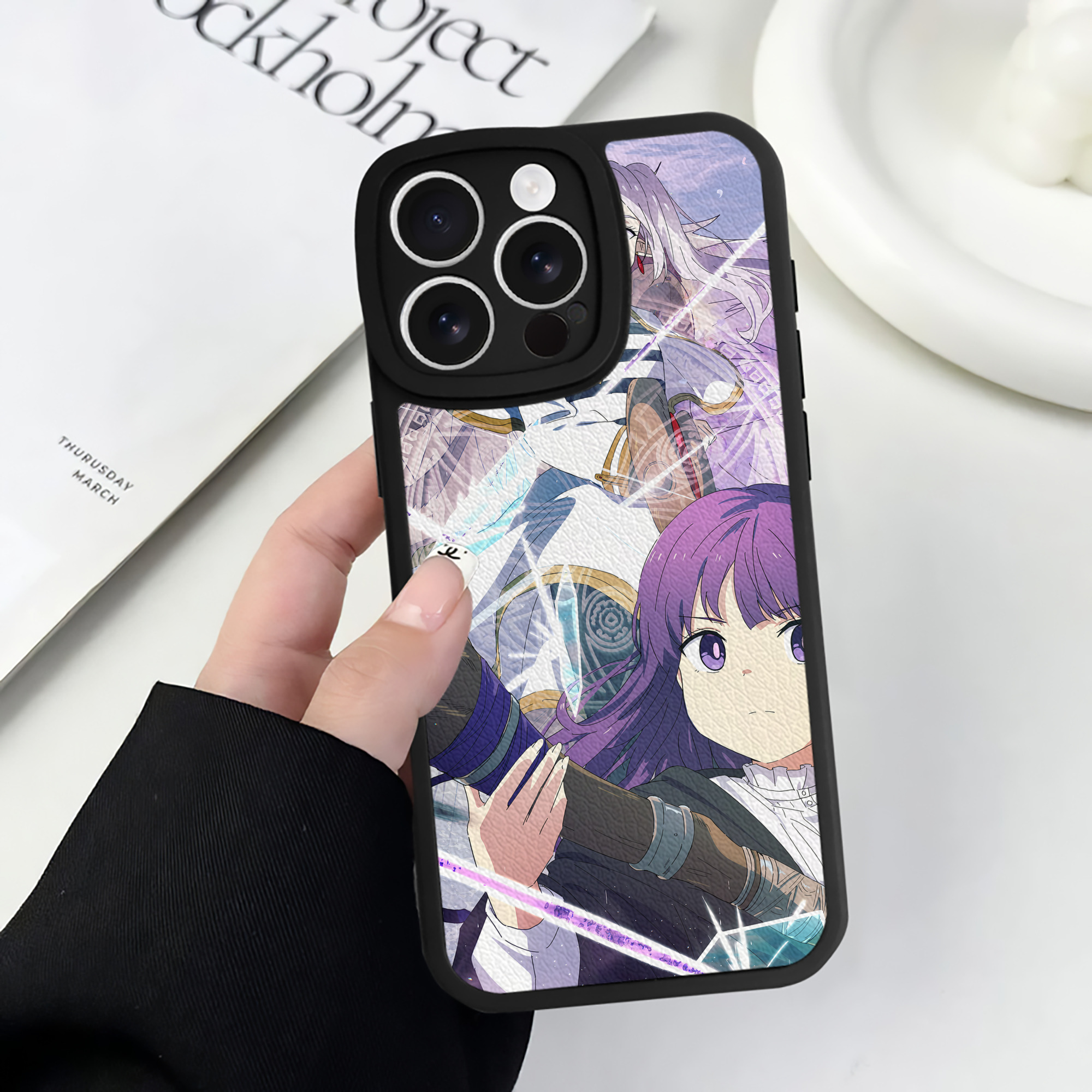 （画像用） 葬送のフリーレン Frieren 【iPhone 16シリーズ対応】シリコンスマホケース（レザー調） 材質：シリコン